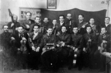 Grupa oficerów 3 baonu 77 pp (wszyscy z instrumentami muzycznymi), internowanych w obozie. Z tyłu, piąty od lewej: plut. Ryszard Donnosz (Dorrosz?) ps. "Niedźwiedź".