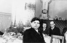 Polacy zwolnieni z sowieckich łagrów podczas pobytu na zesłaniu. Na pierwszym planie Franciszek Czarkowski, z tyłu Aniela Kubiak i Kazimierz Pocześniak.