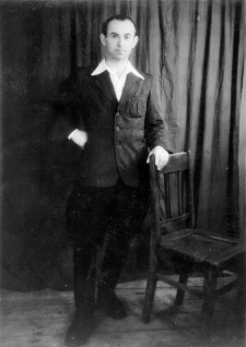 Były więzień sowieckich łagrów Bogdan (nazwisko nieznane). Podpis na odwrocie: "Na długą pamięć w dowód prawdziwej przyjaźni ofiaruję swą podobiznę. Boguś. Norylsk 20 VIII 1955".