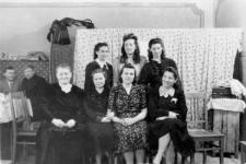 Polki, byłe więźniarki sowieckich łagrów. Od lewej siedzą: Rosjanka (żona jednego z Polaków, nazwisko nieustalone), Helena Stańczyk, Aniela Kubiak, Hanna Słabkowska-Czarnocka. Stoją od lewej: Stanisława Kowalewicz-Dowgiałło, Zuzanna Raubo, Hanna Górska. Z tyłu przy stole siedzą dwaj mężczyźni - z lewej Karol Gonet. Zdjęcie wykonano w pokoju hotelowym, który zajmowali Polacy zwolnieni z łagrów i przebywający na tzw. wolnej zsyłce.