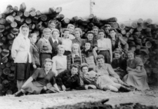 Brygada więźniarek łagru kobiecego (Gorłag nr 6). Od lewej leżą: Zuzanna Czubówna (potem Raubo), NN, Maria Tuliszewska. Pozostałe osoby nierozpoznane.