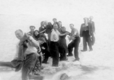 Polacy zwolnieni z łagr&oacute;w Norylska. Od lewej: Jan Giedrojć, Owczarska (imię nieznane), NN, NN, Hanna G&oacute;rska i Kazimierz Pocześniak, Jan (nazwisko nieznane, w białej koszuli), Helena Stańczyk, NN, NN, Karol Gonet, Kazimierz Szyłobryt, NN.