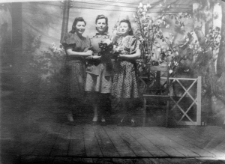 Gorłag nr 6. Na scenie obozowego klubu, od lewej: Hanna Słabkowska (potem Czarnocka), Zuzanna Czubówna (potem Raubo), Maria Mochnacz (potem Tuliszewska).