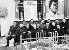 Brygada ciesielska, w której pracował Bolesław Waluk (bez niego) obok tablicy z nazwiskami przodowników pracy. Pierwszy od lewej: Maskalenko, Worotyncow (brygadzista), Michał Ciuszkaj (Ukrainiec), pozostali nieznani.