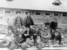 Więźniowie brygady ciesielskiej pracujący przy budowie stajni. Pierwszy od lewej leży Stanisław Szwed, siedzi pierwszy od lewej Bolesław Waluk, obok niego Antoni Zierałko (ksiądz).