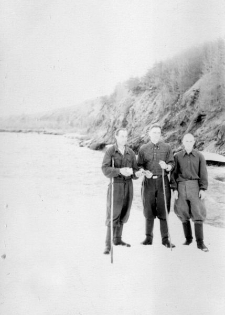 Nad rzeką Op w okolicach Wietriennego, pierwszy z prawej stoi Bolesław Waluk.