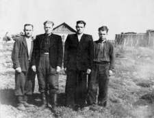 Więźniowie łagru. Stoją od lewej: Stanisław Apanowicz, NN, NN, Bolesław Waluk.