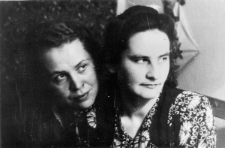 Janina Durlik (z lewej) i Zdzisława Paczosińska na zesłaniu po zwolnieniu z łagru.
