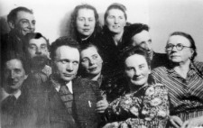 Polacy zwolnieni z łagrów. Na zdjęciu m.in.: Irena Krajewska (pierwsza z lewej), Wacław Kopisto, Zdzisława Paczosińska (druga z prawej), Janina Durlik (na górze w środku).