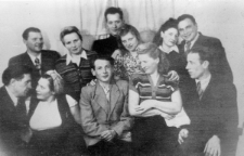 Polacy zwolnieni z łagr&oacute;w. Na dole od lewej: Andrzej Mackiewicz, Nela Kozak-Mackiewiczowa, Stanisław Jackiewicz, Krystyna Zajączkowska-Rudnicka, Anatol Jatkiewicz; w g&oacute;rnym rz&Iacute;