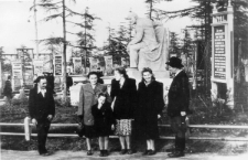 Polacy zwolnieni z łagrów, w środku stoją: Zdzisława Paczosińska, Janina Durlik, Krystyna Zajączkowska-Rudnicka.