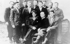 Więźniowie zwolnieni z łagr&oacute;w; w środku siedzi Bolesław Kołtun, pozostali NN "towarzystwo międzynarodowe".