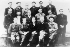 Więźniowie łagru, w pierwszym rzędzie siedzą od lewej: NN, Józef Klukowski, NN, Antoni Rymsza, Jan Michaluk, w drugim rzędzie od lewej: NN, Stanisław Żuk, NN, Wacław Osipowicz, Stanisław Sopytko, NN, w trzecim rzędzie trzeci od lewej stoi Bolesław Kołtun.