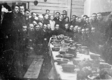 Wigilia Polaków, więźniów obozu nr 7, oczekujących na wyjazd do Polski. Grupa mężczyzn za stołem.