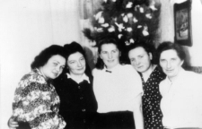 Polki zwolnione z łagrów; stoją od lewej: Józefa Górska-Nosowicz, Jadwiga Bizanc-Szmigiero, Krystyna Zajączkowska-Rudnicka, Alina Kopisto, Irena Krajewska.