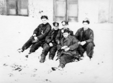 Więźniowie łagrów zatrudnieni w kopalni nr 9, pierwszy z prawej siedzi Władysław Janowicz (brat Teresy Sworobowicz).