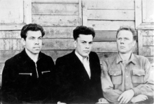 Polacy po zwolnieniu z łagru, pierwszy z lewej siedzi Władysław Janowicz.