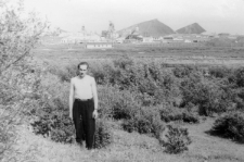 Jerzy Andruszkiewicz na tle kopalni 16 (Szu-2).