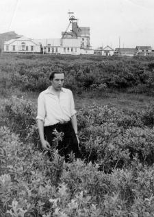 Jerzy Andruszkiewicz na tle kopalni 16 (Szu-2).