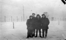 Zesłańcy na tle obozu, drugi z prawej stoi Jerzy Andruszkiewicz.