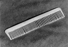 Grzebień wykonany przez więźniów obozu.