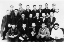 Więźniowie łagru dla inwalidów. Drugi od prawej w środkowym rzędzie (obok pielęgniarza) Henryk Urbanowicz. Żołnierz AK w Samborze, skazany w 1945 roku na 10 lat, więziony w łagrach Kazachstanu (Kingir, Dolinka, Dżezkazgan). Przyjechał do Polski w 1956 roku. Zmarł w 1966. Zdjęcie wykonane w latach 50-tych.