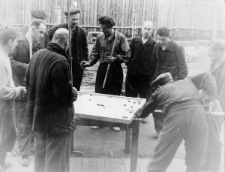 Polacy, więźniowie łagrów, oczekujący w przejściowym łagrze w Potmie na powrót do Polski. Przy stole bilardowym, od lewej: NN, Henryk Urbanowicz (z kijem, zwrócony profilem), NN, Edward Buca (stoi tyłem, na pierwszym planie), pozostali nierozpoznani.