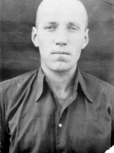 Jerzy Andruszkiewicz, podpis na odwrocie: "Elektroślusarzowi za wspaniałe wyniki w pracy i wzorowe zachowanie w obozie, miejscowy sztab współzawodnictwa socjalistycznego nagradza was dyplomem i wyraża przekonanie, że również nadal będziecie wzorowym pracownikiem i osobą o wzorowym zachowaniu, [nieczytelny podpis naczelnika łagpunktu]".