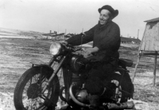 Jerzy Andruszkiewicz, w tle osiedle przy kopalni Szu-2.