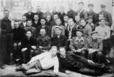 Polacy - więźniowie łagru. Duża grupa mężczyzn, u góry czwarty od prawej: Roman Szumowski, pozostali mężczyźni NN.