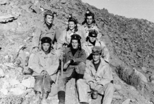 Więźniowie i wolnonajemni, g&oacute;rnicy w kopalni Rudnik nr 3. Grupa os&oacute;b w strojach roboczych siedzi na hałdzie, od prawej w środkowym rzędzie Eugeniusz Nadziejko; w środku w g&oacute;rnym rzędzie: NN (Litwinka, zsylna); pierwsza od lewej w dolnym rzędzie: NN (Kazaszka, wolnonajemna).