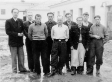 Wielkanoc 1956. Więźniowie łagru. Od lewej: NN (Polak z Łotwy), Eugeniusz Nadziejko, Kazimierz Bogdanowicz, Stanisław Lipiński, pozostali NN.