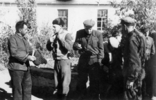 Więźniowie łagru; od lewej: ksiądz Wilmański, Jan Burzyński, Eugeniusz Nadziejko; pozostali NN.