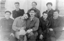 Byli więźniowie łagrów. Drugi od lewej: Stanisław Niedźwiecki, Dorożko, pozostali NN. Wigilia prawdopodobnie 1954 roku.