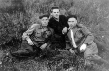 Byli więźniowie łagrów. Trzech mężczyzn siedzących w trawie. Od lewej: Stanisław Niedźwiecki, Ukraińcy - Alosza i Paszka.