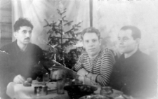 Byli więźniowie łagrów. Od lewej: NN, Stanisław Niedźwiecki, Eugeniusz Dorożko.