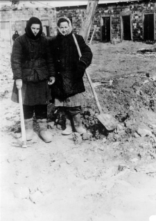 Kazimiera Leśkiewicz (obecnie Gryguś) i Tekla Impierowicz (obecnie Komar) podczas pobytu w łagrze. Dwie kobiety w strojach roboczych i z łopatami.