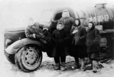 Grupa więżniarek - kobiety w waciakach, wśród nich Tekla Impierowicz - przy ciężarówce.