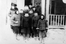 Brygada więźniarek: Ukrainki, Rosjanki, Polka: Tekla Impierowicz - kobiety w waciakach przed budynkiem.