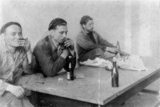 Więźniowie przy kopalni Rudnik-Dżezkazgan siedzą przy stole. Od lewej: NN (Litwin), Tadeusz Biały, NN (Grek).