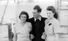 Polacy na zesłaniu, stoją od lewej: Janina Zuba, Edward Muszyński, Wanda Kiałka. Podpis na odwrocie: "Pożegnanie Janeczki w Workucie w 1955 r."