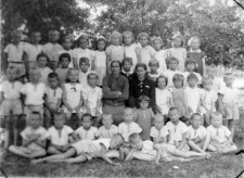 Dzieci z polskiego sierocińca z wychowawczynią panią Lutosławską (siedzi z prawej) oraz dyrektorką Rosjanką.