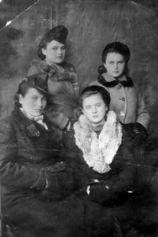 Polki deportowane do ZSRR, od lewej: Izabela Michalska, Kazimiera Gawlikówna, Janina Gawlikówna, Wanda Tomaszewska.