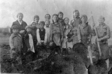 Polscy zesłańcy, wywiezieni 20.06.1941 z Łomży oraz w 1940 ze Lwowa. Powrócili do Polski 30.03.1946. Od prawej: NN (Żyd), Barbara Żelazna, Arciszewska (imię nieznane), Maria Arciszewska (dziecko u dołu), Urszula Arciszewska, Maria Głowacka, Irena Głowacka, Żelazna (imię nieznane), wysoka kobieta z lewej - Rosjanka.