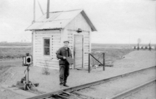 Karol Prass pracujący jako dr&oacute;żnik kolejowy.