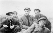 Więźniowie łagru, w środku siedzi Karol Prass, pozostali to Ukraińcy; podpis na odwrocie: "Autor i banderowcy".