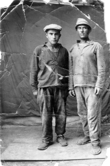 Łagiernicy po zwolnieniu. Portret dwóch mężczyzn. Na odwrocie dedykacja: "13/