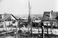 Obóz męski nr 1, na drugim planie widoczne zasieki z drutów kolczastych.