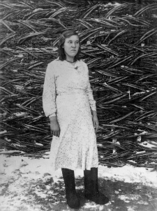 Marusia Tupiczkina Kariukina (bądź Karzukina) - Rosjanka pomagająca polskiej zesłance p. Górskiej - na tle wiklinowej ściany "krytego dworu".