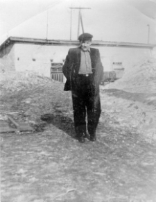 Władysław Roszkowski, porucznik artylerii, aresztowany w Wilnie w grudniu 1944 za działalność w AK i skazany na 15 lat łagrów, powrócił do Polski w 1956 r.; fotografia wykonana na podwórku domu, w którym W. Roszkowski mieszkał podczas zsyłki.